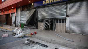 Robo de buses y saqueos marcaron conmemoración del estallido social en la Región Metropolitana