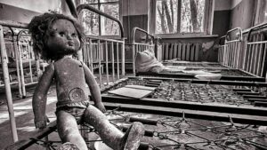 28 días paranormales: la serie de expertos de ocultismo que llega a Netflix