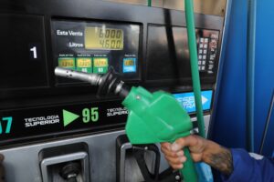 La de 93 octanos baja y 97 sube: Enap anuncia nuevo reajuste en el precio de los combustibles