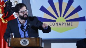 VIDEO - Boric termina a gritos con hombre que lo increpó en encuentro de Pymes