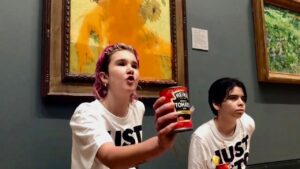 Ecologista que lanzó sopa a pintura de Van Gogh explica sus razones