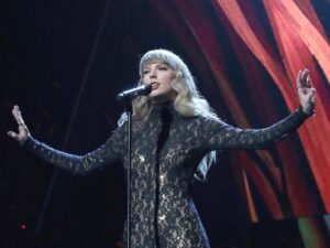 Taylor Swift sorprende a sus fanáticos y estrena su nuevo disco, Midnights