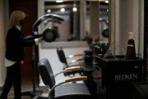 Estudio vincula químico para alisar el cabello con el cáncer de útero