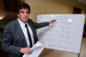 Diputado Schalper lleva pizarrón al Congreso para pedir urgencia a proyectos de ley de seguridad
