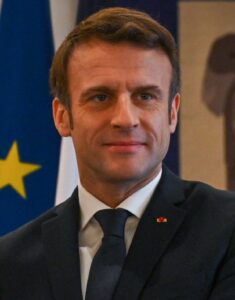 Gobierno de Francia supera tres mociones de censura en un mismo día y mantiene su continuidad