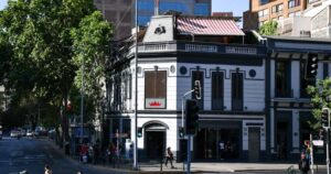 CMN aclara polémica: dueño de pub multado no necesitaba autorización para borrar graffitis