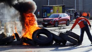 Paro de Unión Portuaria comenzó con barricadas en San Antonio