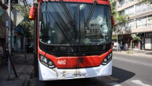 Encapuchados atacaron bus con pasajeros en las afueras del Liceo Barros Borgoño
