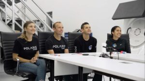 Astronautas de SpaceX donan antenas de Starlink para conectar 52 escuelas chilenas