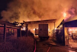 Ataque incendiario dejó camiones y maquinaria destruida en Mulchén