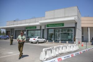 VIDEO - Delincuentes con fusiles queman autos para huir tras asalto a banco en Quilicura