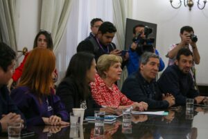 Monsalve recibe a alcaldes de la RM en La Moneda para avanzar en plan de seguridad