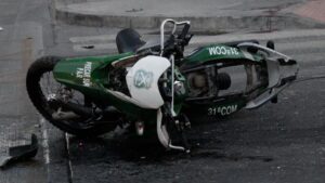 Delincuentes que huían tras robo de vehículo atropellaron a carabinero y lo dejaron con fractura expuesta