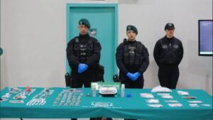 Incautan armas blancas, celulares, alcohol y drogas en cárceles de Puerto Montt y Osorno