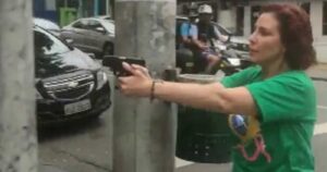 Diputada del partido de Bolsonaro persiguió a hombre con una pistola en pleno Sao Paulo