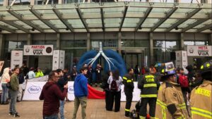 Bomberos de todo Chile subieron los 62 pisos del Costanera Center