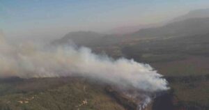 Onemi declara Alerta Roja por incendio forestal camino al Parque Nacional Radal Siete Tazas