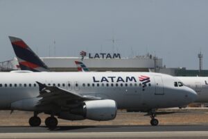 Sindicato de pilotos de Latam aprueba su primera huelga en 17 años