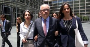 Ahora por telemedicina: oncólogo formalizado por abusos sexuales sigue trabajando en la Clínica Las Condes