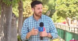 VIDEO - Insólito robo de un loro a periodista de CHV Noticias en pleno despacho