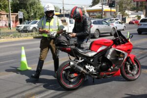 Aprobación de Carabineros llega a su nivel más alto en seis años y la confianza en la PDI sigue al alza