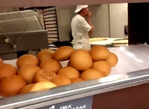 VIDEO - Seremi de Salud cierra panadería de Unimarc por panadero que fue captado lamiendo las masas
