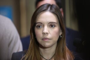 Camila Flores permanece internada por complicaciones tras cesárea