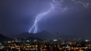 Incluyendo la RM: anuncian posibles tormentas eléctricas en seis regiones del país