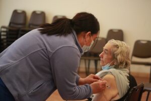 Calendario COVID-19: mayores de 70 años recibirán vacuna bivalente