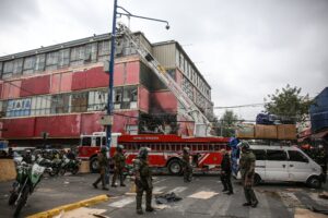 Presencia de ambulantes complicó combate de incendio en 