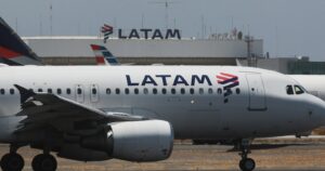 No habrá huelga: LATAM y sindicato alcanzan acuerdo y pilotos recuperan beneficios perdidos tras pandemia