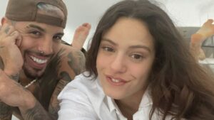 Rosalía es interrumpida por llamada telefónica de Rauw Alejandro en plena entrevista