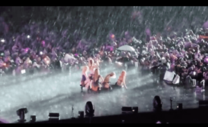 VIDEOS - Estrellas del K-Pop sufrieron con la lluvia y los granizos en una caótica jornada del Estadio Monumental