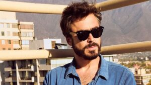 VIDEO - Nicolás Oyarzún fue sorprendido a los besos con actriz de Hijos del Desierto