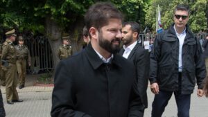VIDEOS - Presidente Gabriel Boric fue ovacionado en concierto de Serrat