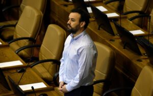 Diputado saca con un alicate letrero de estacionamiento reservado de otro parlamentario