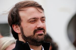 Jorge Sharp y ex convencionales de la Coordinadora Plurinacional inician trámites para crear nuevo partido