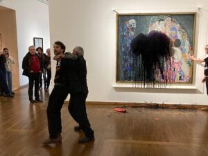 Activistas lanzaron líquido negro a un cuadro de Klimt en un museo de Viena