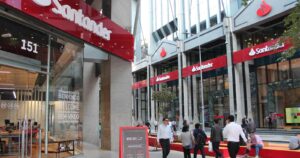 ''Banco del Año'': el reconocimiento que entregó LatinFinance a Santander Chile