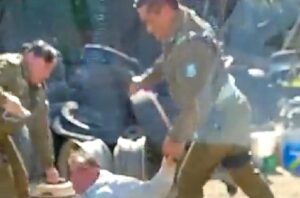 VIDEO - Dos carabineros fueron dados de baja por golpear en la cabeza a un detenido en Cauquenes