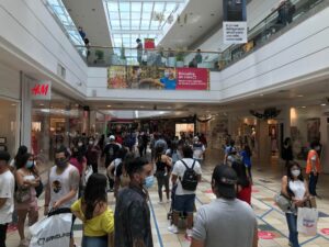 CNC anticipa una Navidad austera: 44% comprará menos regalos y 41% gastará menos