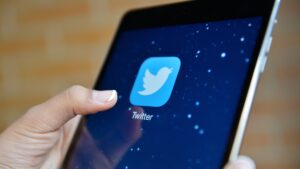 Twitter pende de un hilo: renuncia masiva de trabajadores y Elon Musk bromea con su cierre