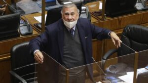 VIDEO - Senador Jorge Soria se enfrentó a gritos a un taxista que lo encaró en Iquique