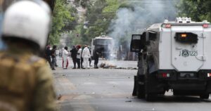 Liceo Barros Borgoño: Carabineros detiene a seis personas tras incidentes y lanzamiento masivo de molotov