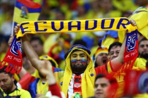 VIDEO - Hinchas ecuatorianos dedican cánticos contra Chile en su debut en Qatar