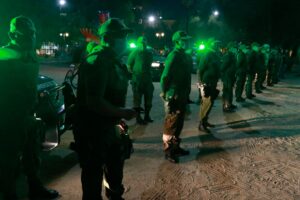 Encuesta Criteria: casi 70% de los chilenos prefiere tener seguridad por sobre libertad