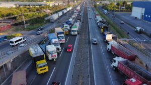 Paro nacional de camioneros deja parcialmente cortada la Ruta 5 Sur