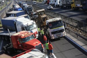 Camioneros se dividen por el paro mientras Marcel hace un gesto para frenar el alza del combustible