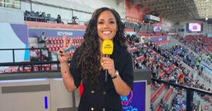 Ex futbolista inglesa desafió a Qatar y mostró brazalete del arcoíris en transmisión oficial