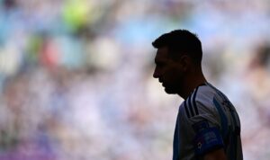 VIDEO - La fría reacción de Lionel Messi ante el desafío de un defensa de Arabia Saudita